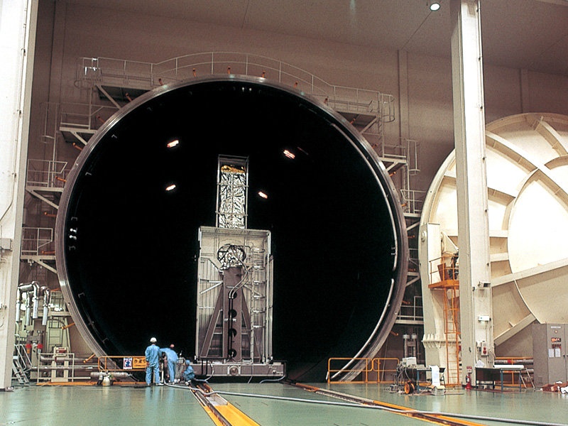 JAXA筑波宇宙センターの大型スペースチェンバー（提供：宇宙航空研究開発機構）の画像